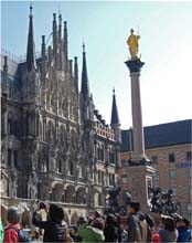 Schaulustige am Rathaus